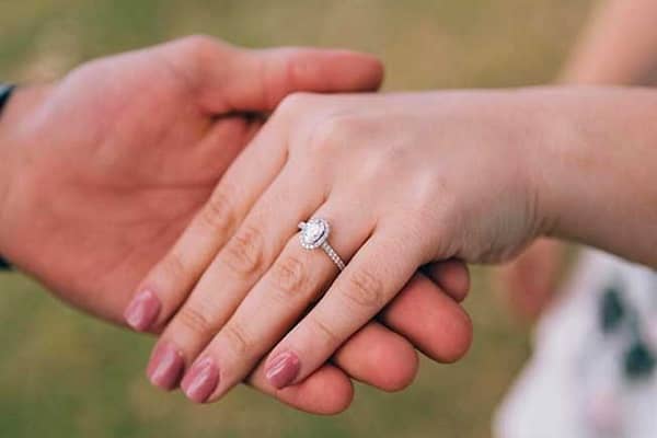 How to Choose the Right Moissanite Stone for Your Engagement Ring